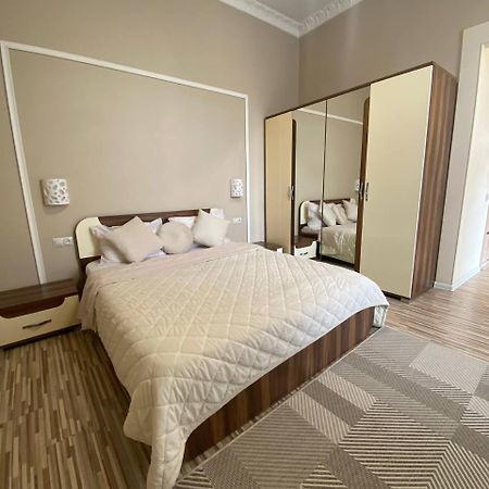 Bright Apartment In The Very Centre Lviv Extérieur photo