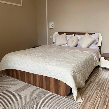 Bright Apartment In The Very Centre Lviv Extérieur photo